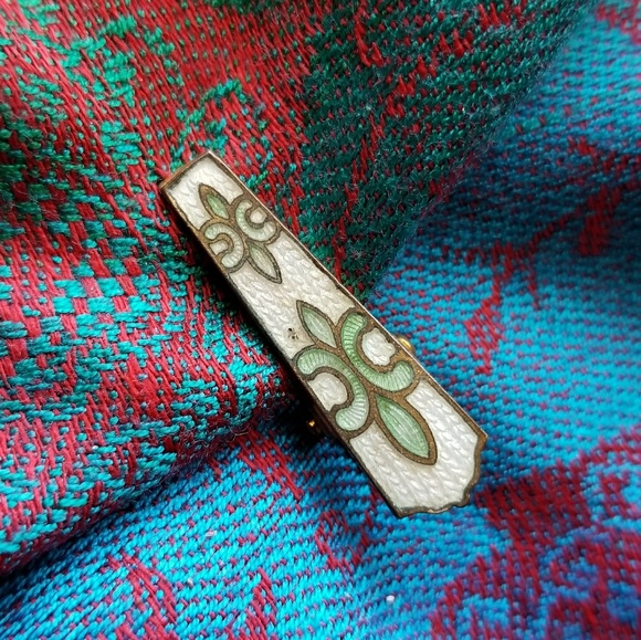 Vintage Jewelry - Vintage fleur de lis clip enamel gold tone lingeri
